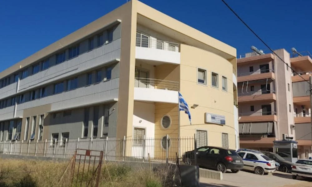 Συναγερμός στο Κορωπί: 51χρονος σε αμόκ εισέβαλε στο ΑΤ και τραυμάτισε αστυνομικούς